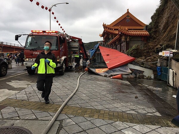 今天中午，十八王公廟旁土石滑落衝入攤販區，賣粽子夫妻被壓傷。圖／新北消防局提供