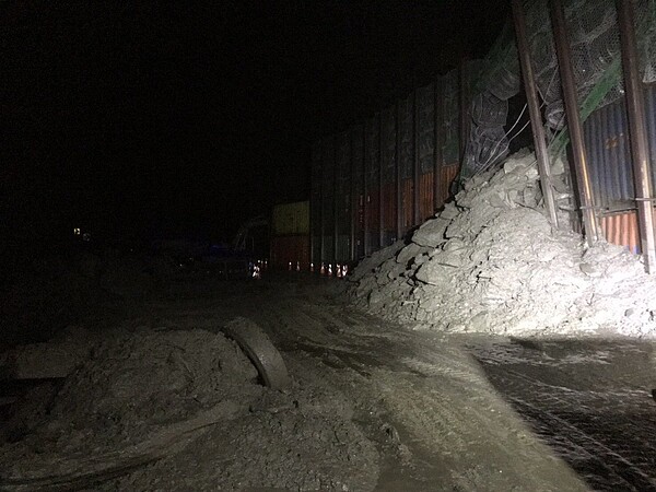 台8線中橫公路148.5公里華祿溪路段,今晚泥流不斷隨雨水溢流路面,公路總局決定預警性封路。圖/公路總局提供