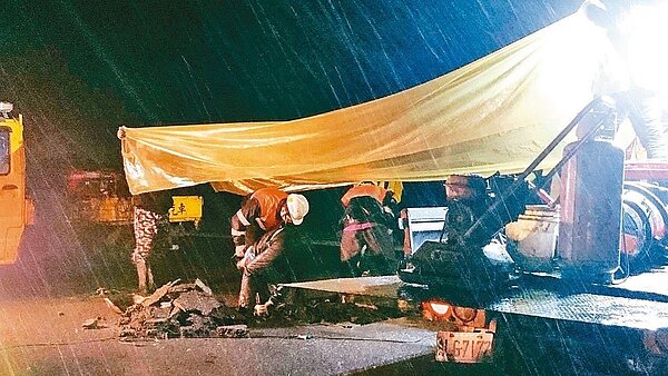 桃園機場南跑道出現凹洞,工程單位漏夜趕工後修復。 圖/翻攝畫面