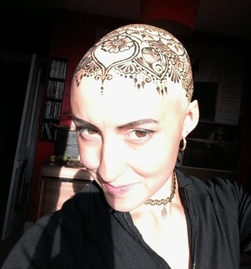 英國女孩喬西‧辛納杜萊在自己的光頭上進行指甲花刺青。取自Josie Sinnadurai臉書