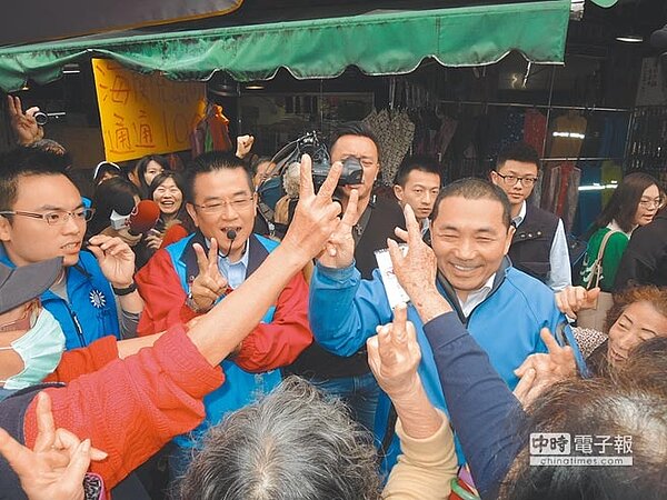 新北市立委補選進入割喉戰,新北市長侯友宜(右)替國民黨候選人鄭世維強力輔選。(吳岳修攝)