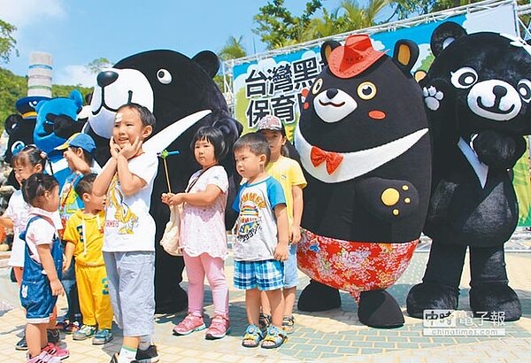 大貓熊雄雄、融融加入後,壽山動物園「熊熊家族」更多元。圖為3年多前壽山動物園台灣黑熊與吉祥物相見歡。(本報資料照片)