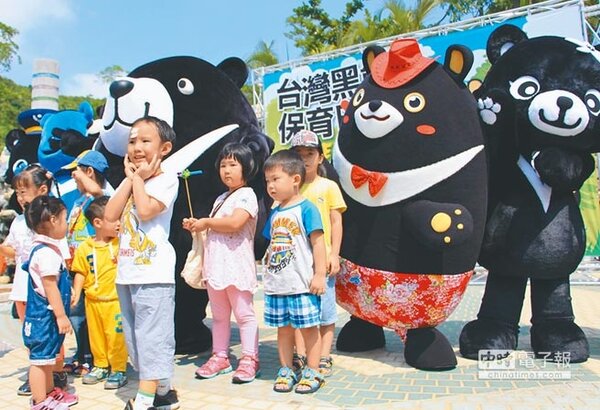 大貓熊雄雄、融融加入後，壽山動物園「熊熊家族」更多元。圖為3年多前壽山動物園台灣黑熊與吉祥物相見歡。（本報資料照片）