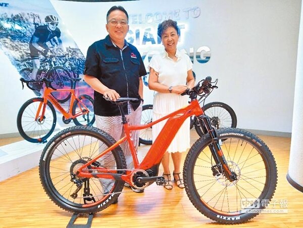 巨大集團董事長杜珍與執行長劉湧昌（左）認為，電動車將成為自行車產業未來主要的成長動能。（本報資料照片）