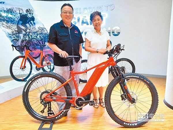 巨大集團董事長杜珍與執行長劉湧昌(左)認為,電動車將成為自行車產業未來主要的成長動能。(本報資料照片)