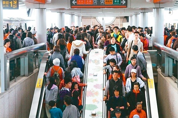 捷運是大台北民眾上下班的主要交通工具,但捷運施工也存在噪音問題。 圖/聯合報系資料照片