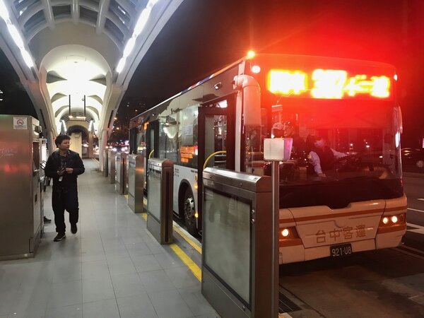 台中市免費公車行之有年，現任市長盧秀燕提出「雙十公車」，把車資上限60元降低為10元，受限於財政問題，市府表示先改善公車營運狀況，新制拚年底上路。記者洪敬浤／攝影 