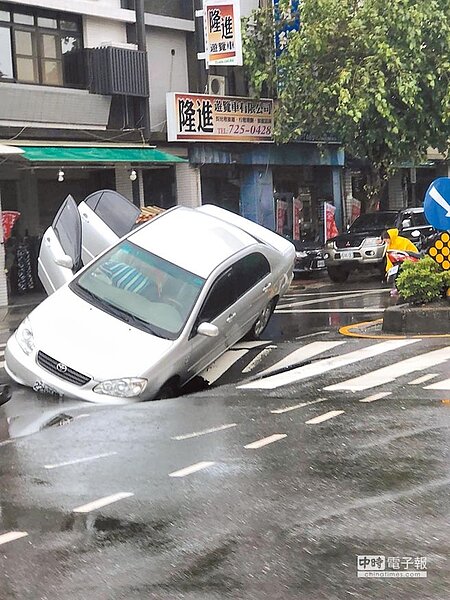 去年8月底,高市一心、和平路口出現超大天坑,汽車活生生被吞進洞裡,所幸駕駛自行逃脫無礙。(柯去年8月底,高市一心、和平路口出現超大天坑,汽車活生生被吞進洞裡,所幸駕駛自行逃脫無礙。(柯宗緯翻攝)宗緯翻攝)