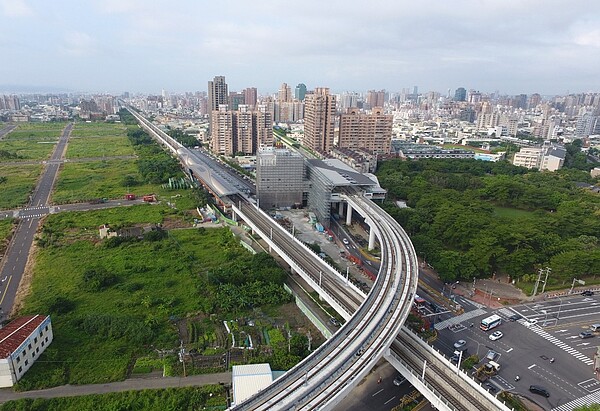 台中捷運綠線明年底完工通車，台中捷運藍線綜合規劃作業近日決標，市府表示，藍線與綠線、山海線鐵路串連，成為交通大動脈。圖為台中捷運綠線與台鐵山線交會的松竹站。圖／台中市新聞局提供