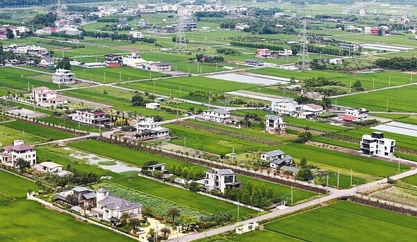 雪隧通車後,造成投資客紛紛搶建,宜蘭農舍暴增且農地破碎化。 圖/聯合報系資料照片