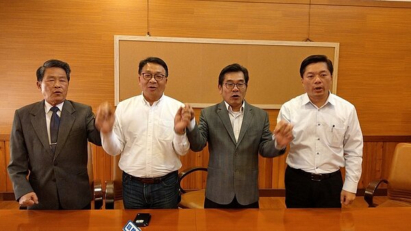 宜蘭縣議員與立委陳歐珀怒批農委會不接地氣,陳吉仲當「地鼠」亂搞農地政策,建請中央汰換不適任官員。 記者戴永華/攝影