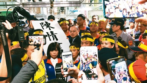 台南市議會國民黨團昨率逾千民眾到市府抗議房屋稅，最後由副市長許育典出面接受陳情書。 記者鄭維真／攝影