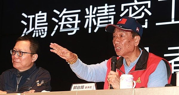 鴻海董事長郭台銘昨天在鴻海總部舉行記者會說明微軟告鴻海專利事件。 記者黃義書/攝影