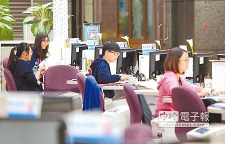 未來值班可以算加班費！圖為台北市府員工在下班時間過後，仍賣力加班情形。（趙雙傑攝） 