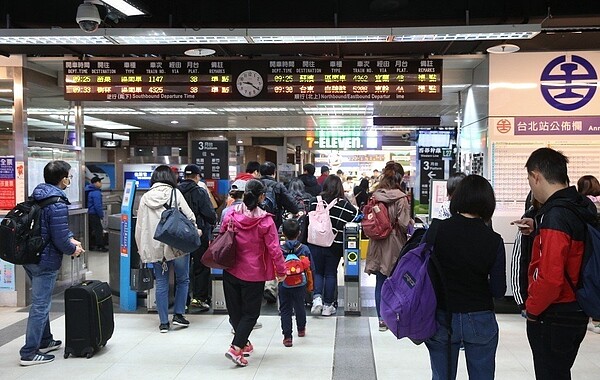 指出今早台北車站疑似因驗票閘門失靈,大量通勤族無法刷卡出入站,大批上班族塞爆月台。(示意圖非現場畫面) 本報系資料照/記者余承翰攝影