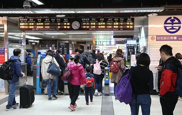 指出今早台北車站疑似因驗票閘門失靈,大量通勤族無法刷卡出入站,大批上班族塞爆月台。(示意圖非現場畫面) 本報系資料照/記者余承翰攝影