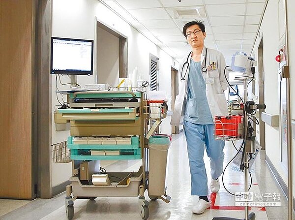 私立醫療院所住院醫師今年9月起將納入勞基法保障。圖為新光醫院內科部住院醫師黃致翰巡查病房。（王英豪攝）