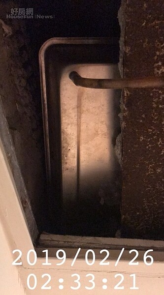 一名32歲的趙小姐透過房仲買房,交屋之後才發現有漏水情形,裝潢的夾板裡頭,還有3個集水盤。照片台北市議員徐立信提供