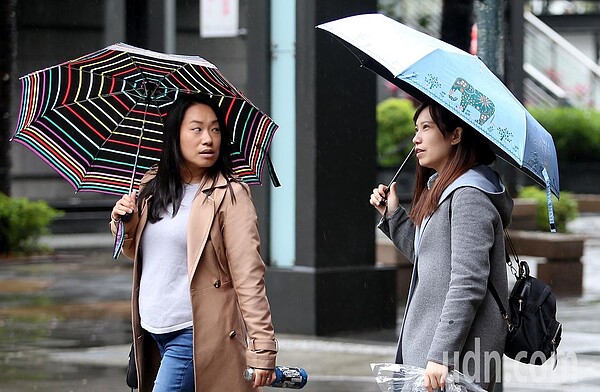 臉書粉專「天氣即時預報」發文表示,今天中午前南部容易有雨,北部、中部、東部及外島的水氣延後至今晚至周五清晨。本報資料照片