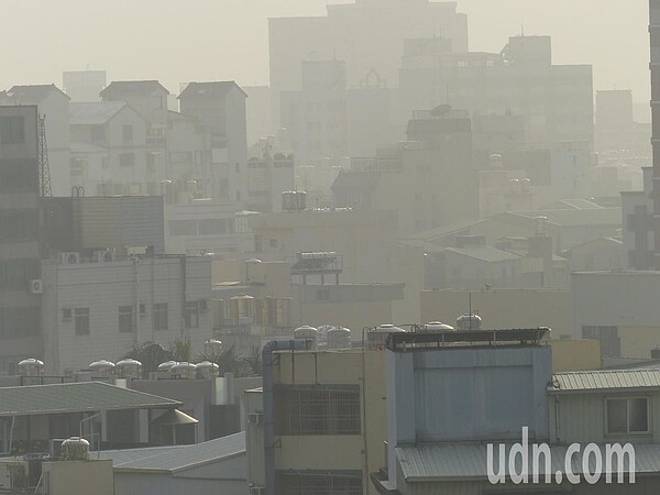 全台有雲林、嘉義、高雄、彰化等地的6個測站空氣品質達對所有族群不健康的紅色警示。本報資料照片