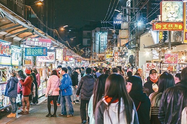 逢甲大學商圈人數、消費力進行調查，2018年人潮量1091萬多人次，創11年來最低。 圖／逢甲大學提供