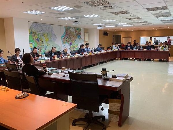 台北市環評委員會今審查萬大第一果菜及魚類批發市場改建案,環評委員認為仍有交通動線、廢棄物處理等問題未說明清楚,要求修正申設單位修正後下次再審。(林縉明攝)