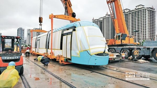 淡海輕軌藍線將在今年底完工，新北市捷運網路又將推進一步。（葉德正翻攝）