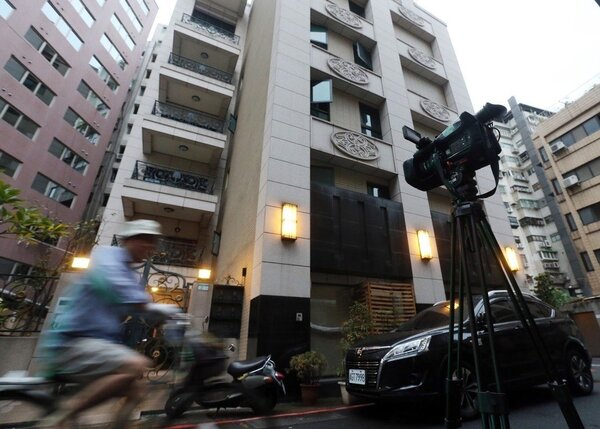 台北市長柯文哲當選後，住家樓下常有媒體駐守堵訪，大樓交易情形也受到關注。