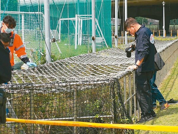 魏姓女子陳屍大南抽水站的溝渠內,警方在現場採證。 記者李承穎/翻攝