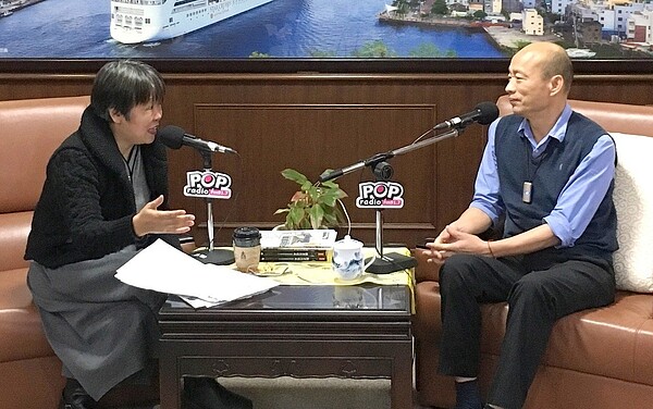 廣播節目主持人黃光芹(左)因專訪高雄市長韓國瑜(右)，提及參選總統等語，事後遭韓粉威脅。圖／《POP搶先爆》提供