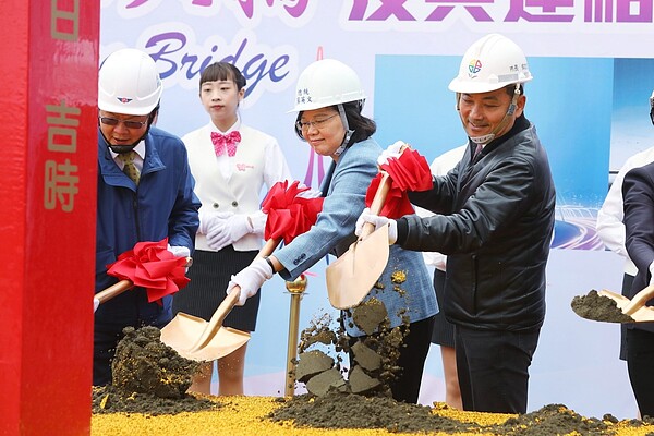總統蔡英文與新北市長侯友宜今天參加淡江大橋動土典禮。(新北市府提供)