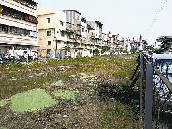 高市首件公辦都更案位在捷運橘線鳳山國中站附近，在鳳山區中山東路面積達2300坪。 記者謝梅芬／攝影