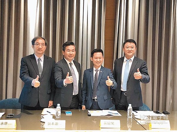 正心不動產估價師聯合事務所所長黃昭閔(右二)和建築業三大公會龍頭分別發表豬年房市看法。圖/黃繡鳳