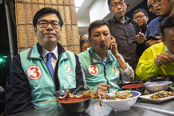 陳其邁今晚陪同民進黨三重立委補選候選人余天，到三和夜市口拜票。記者王敏旭／攝影 