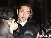 偵訊結束！鄭俊英交出黃金手機　勝利申請延後入伍