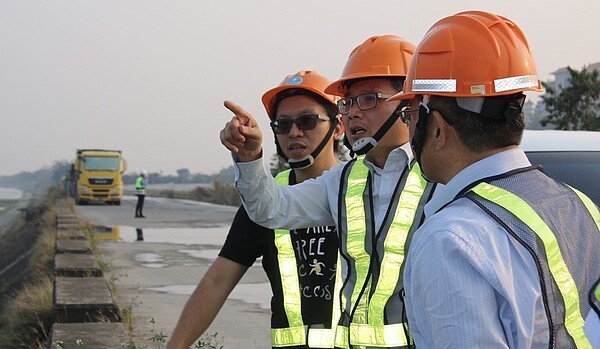 水利署長賴建信（中）昨到高屏攔河堰視察河道疏濬作業。圖／南水局提供