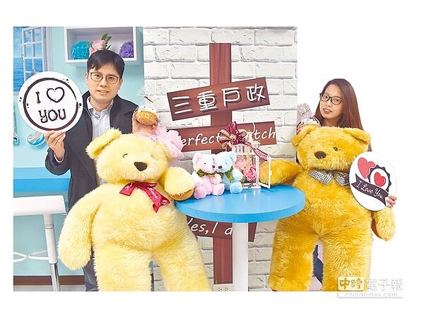 三重戶所登記的新人邱先生,因白色情人節是男方表白日子,特地指定這天結婚生效,希望兩人 的愛越來越堅定。(葉德正翻攝)