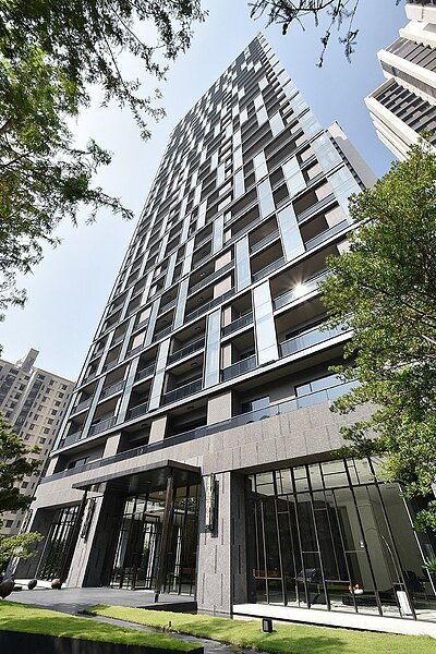 「晶硯」外觀以編織美學玻璃帷幕,和當代建築語彙相呼應。