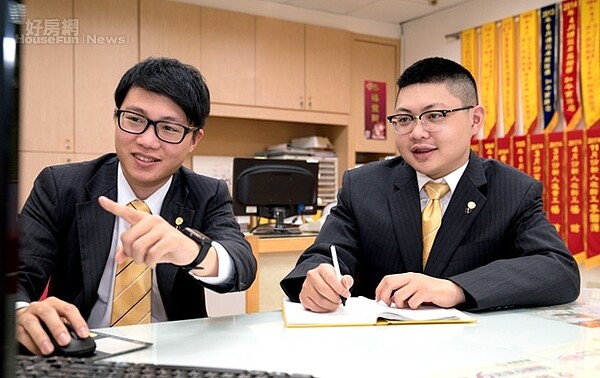 大四學生楊紹傑(圖右),加入永慶房屋「菁英實習計劃」擔任助理經紀人,搶先體驗職場,在實習期間幫未來鋪路。.jpg