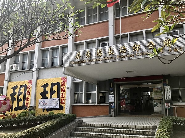 招租看板引起鄉民誤會，長治鄉公所已加註「廣告招租」字樣。 記者江國豪／攝影