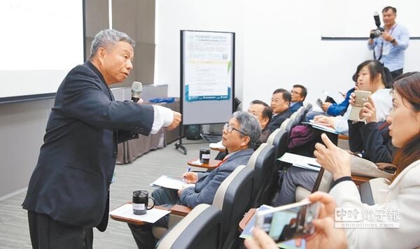 「2019台灣醫療院所空氣品質淨化研討會」，邀請前衛生署長楊志良（左）等人與會並提出改善建議。（姚志平攝）