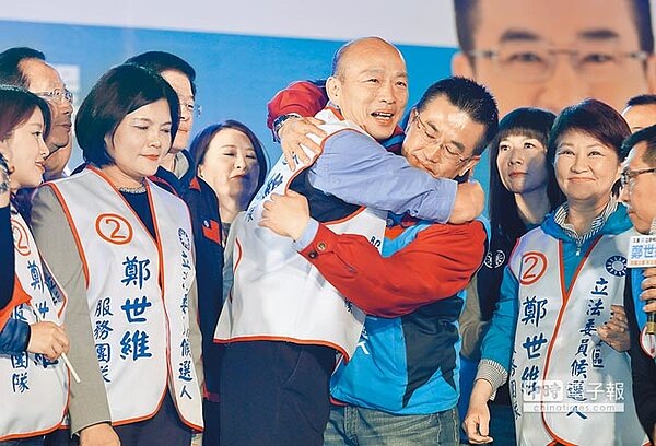 鄭世維15日辦選前之夜,高雄市長韓國瑜(中)、雲林縣長張麗善(左二)與台中市長盧秀燕(右一)連袂現身支持,韓給鄭世維一個大擁抱,大聲高呼:「鄭世維加油!」(張鎧乙攝)