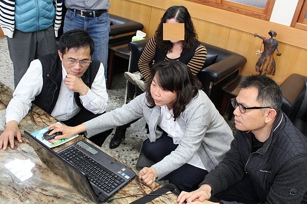 公所人員在警方協助下破解電腦密碼，找到失主。圖／埔心公所提供