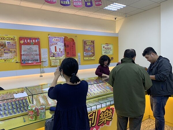 李姓店員說,該區位在工業區西區,鄰近有將近10家彩券行,競爭十分激烈,可能因為店裡曾開出頭獎的緣故,顧客會比較多。記者陳斯穎/攝影