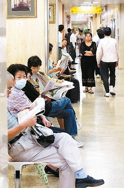 專家提醒,進醫院要帶口罩。圖/本報資料照片