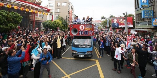 高雄市長韓國瑜三度到台南幫謝龍介站台助選，一起上街頭拉票，吸引大批民眾助陣。圖／聯合報系資料照片