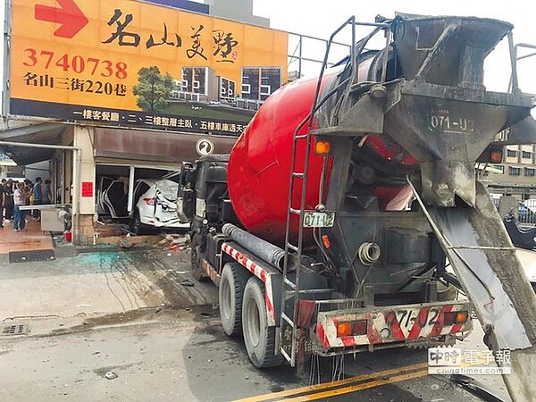 一輛預拌混凝土車失控,先撞機車再將白色休旅車撞進烤鴨店,造成3人受傷,經送醫所幸皆無生命危險。(高雄市消防局提供)