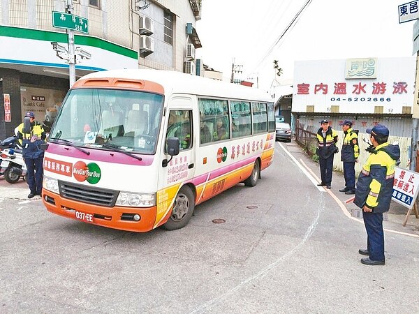 台中市民政局聯合當地區公所,今年在豐原、后里、太平、沙鹿、霧峰等5區續推掃墓接駁專車,免費接送掃墓民眾往返墓區。 圖/台中市政府提供