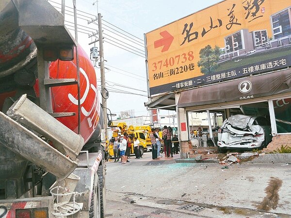 一輛預拌混凝土車疑似煞車失靈撞上休旅車車尾，休旅車被撞入仁武烤鴨店。 記者徐白櫻／攝影
