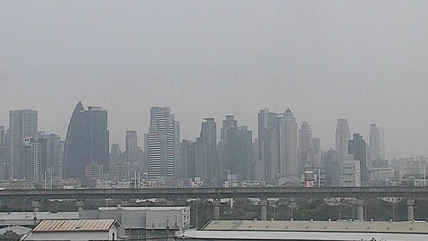 台中市西屯測站今天下午即時影像,顯示空品不佳。圖/取自環保署網站